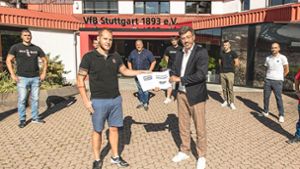 VfB-Fans übergeben Unterschriftenliste an Claus Vogt