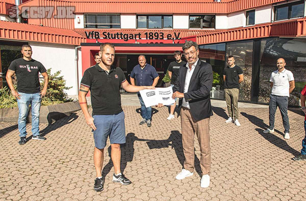 VfB-Fans haben dem Präsident Claus Vogt eine Unterschriftenliste übergeben. Foto: CC97/privat