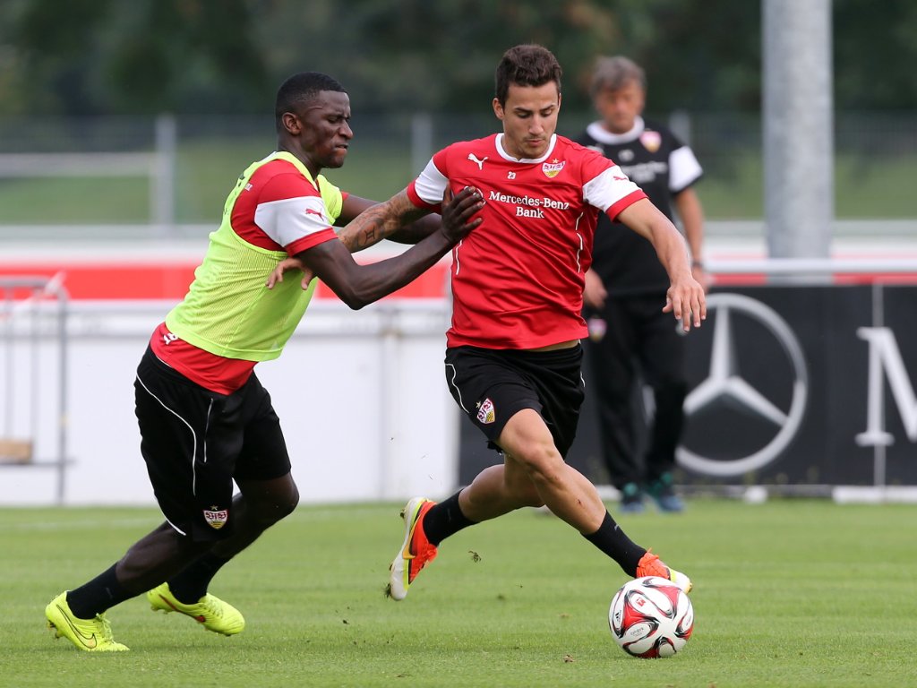 Antonio Rüdiger (links) mit vollem Einsatz zurück im VfB-Training. Hier gegen Sercan Sararer.