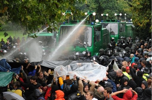 Bei den Ausschreitungen am „Schwarzen Donnerstag“ im Stuttgarter Schlossgarten waren am 30. September 2010 nach Angaben des Innenministeriums 130 S21-Gegner und 34 Polizisten verletzt worden. Foto: dpa