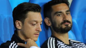 Mesut Özil (links) und Ilkay Gündogan sitzen während der Fußball-WM auf der Bank Foto: dpa
