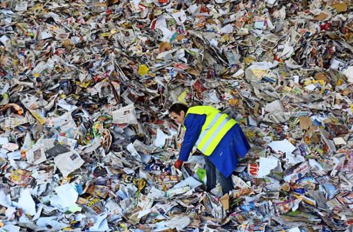 In großen Recycling-Anlagen  wird gesammeltes Altpapier zur Wiederverwertung vorbereitet. Foto: dpa/Stefan Puchner