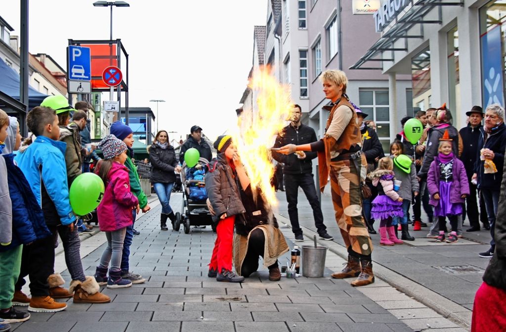 Kinder konnten sich beim Herbstfest der Aktionsgemeinschaft Einkaufsziel Zuffenhausen auf der Unterländer Straße auch als Feuerspucker versuchen.