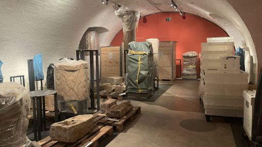 Im Westflügel des Neuen Schlosses werden gerade die Ausstellungsstück des Römischen Lapidariums verpackt. Foto: Uwe /ogen