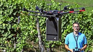 Die Drohne beim ersten Flugtest  über den Weinbergen Foto: privat