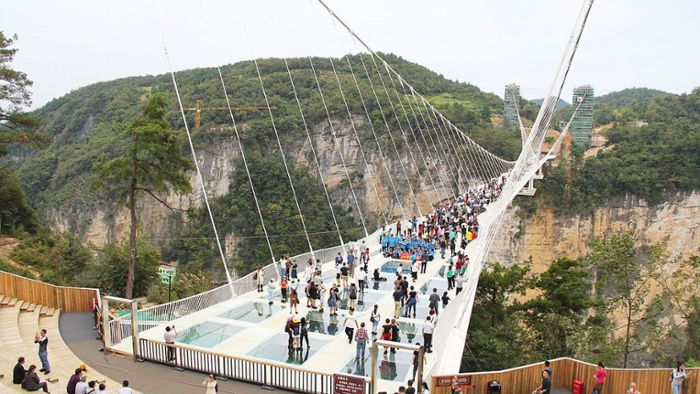 Tourist muss von Glasbrücke gerettet werden