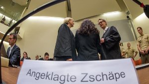 Beate Zschäpe (von hinten), die Hauptangeklagte im NSU-Prozess, mit ihren Verteidigern Foto: dpa