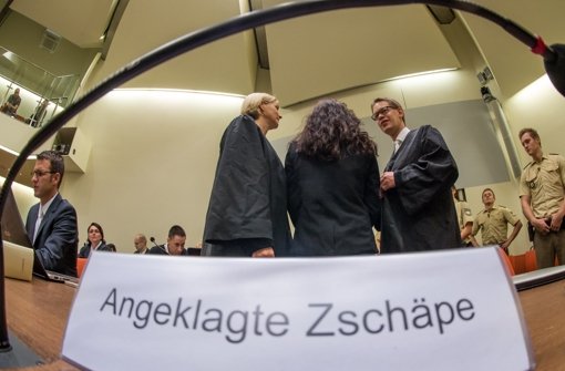 Die Anwälte von Beate Zschäpe (Mitte), Anja Sturm und Wolfgang Heer haben im NSU-Prozess die Ermittlungsmethoden des BKA angezweifelt. (Archivfoto) Foto: dpa