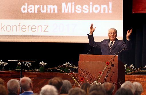 Kämpferisch, auch in der Drohgebärde: Ulrich Parzany predigt in der Korntaler Stadthalle. Foto: factum/Granville