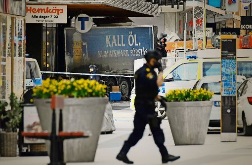 Aufruhr in der Stockholmer Innenstadt: Während die Opfer des Anschlags abtransportiert werden,  pa­t­rouil­lie­ren schwerbewaffnete Sicherheitskräfte rund um den Tatort Foto: AFP, AP (2)