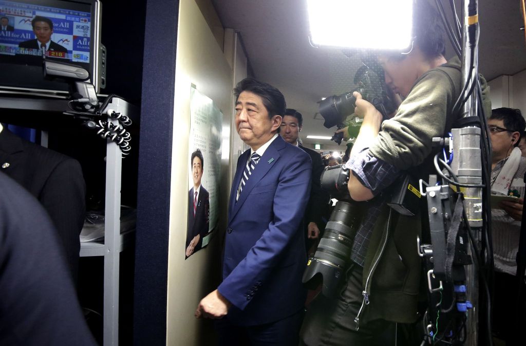 Der japanische Premierminister Shinzo Abe kommt anlässlich der Stimmenauszählung am 22.10.2017 in Tokio (Japan) in die Parteizentrale der rechtskonservativen Partei LDP. Foto: AP