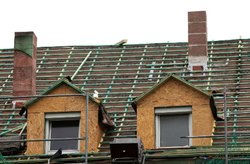 Die fachgerechte Sanierung des Daches und die Dämmung der Fassade hilft dem Hausherren, Geld zu sparen. Auch die Umwelt profitiert, wenn weniger Heizenergie eingesetzt werden muss. Foto: FACTUM-WEISE