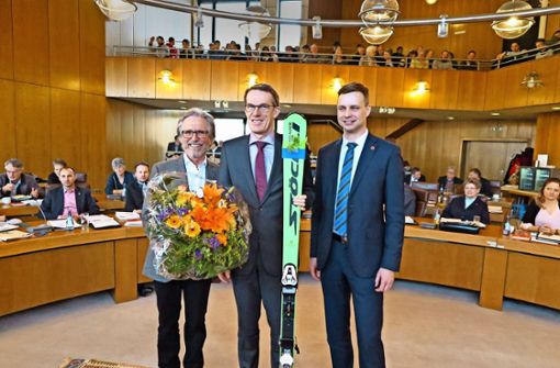 Der FDP-Stadtrat Helmut Kurtz (links) und der Bürgermeister Tobias Heizmann nehmen Wolfgang Lützner für das Abschiedsfoto in die Mitte. Foto: Stadt Böblingen
