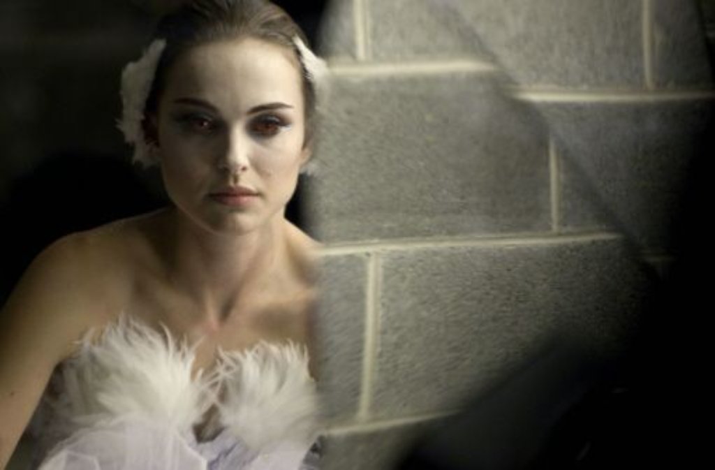Natalie Portman ist für ihre Rolle in dem Psychothriller Black Swan von Darren Aronofsky für den Oscar nominiert. Als Schwanenkönigin inspiriert sie die Mode: Tüllröcke, Federkleider und Satinbänder machen den Laufsteg zur Ballettbühne. Wir zeigen die einprägsamsten Entwürfe. Klicken Sie sich durch ...