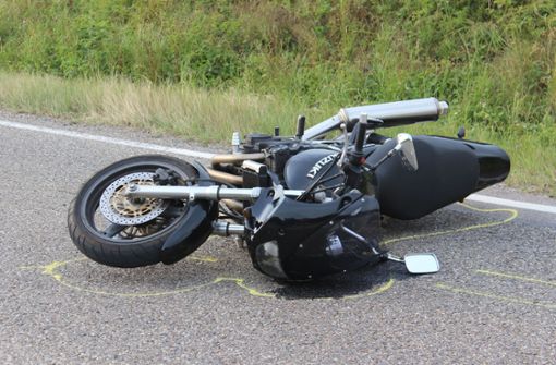 Der Fahrer dieses Motorrads ist schwer verletzt worden. Foto: SDMG/Hemmann