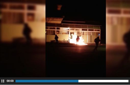 Screenshot von dem Video auf einer kurdischen Internet-Plattform: Die Bilder sollen den Brandanschlag im baden-württembergischen Lauffen zeigen. Foto: STZN