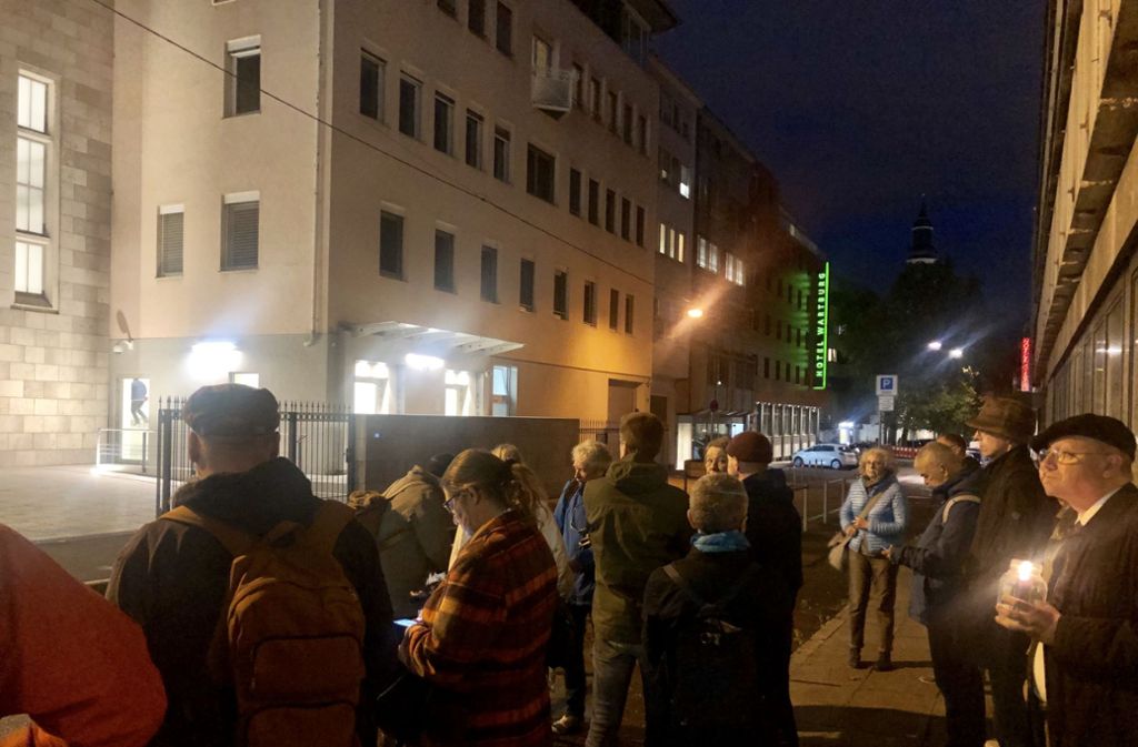 Spontane Besucher am Mittwochabend vor der Stuttgarter Synagoge Foto: Joe Bauer