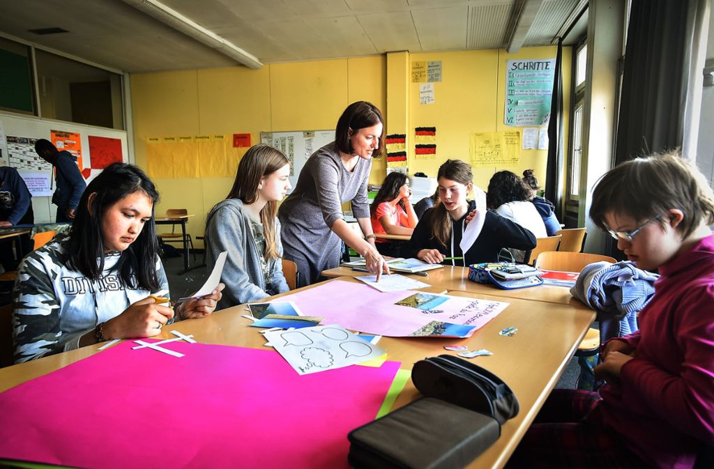 Die Achtklässler erstellen gemeinsam Fotoposter als Erinnerung an ihren Schüleraustausch mit Quimper in der Bretagne. Foto: Lichtgut/Ferdinando Iannone