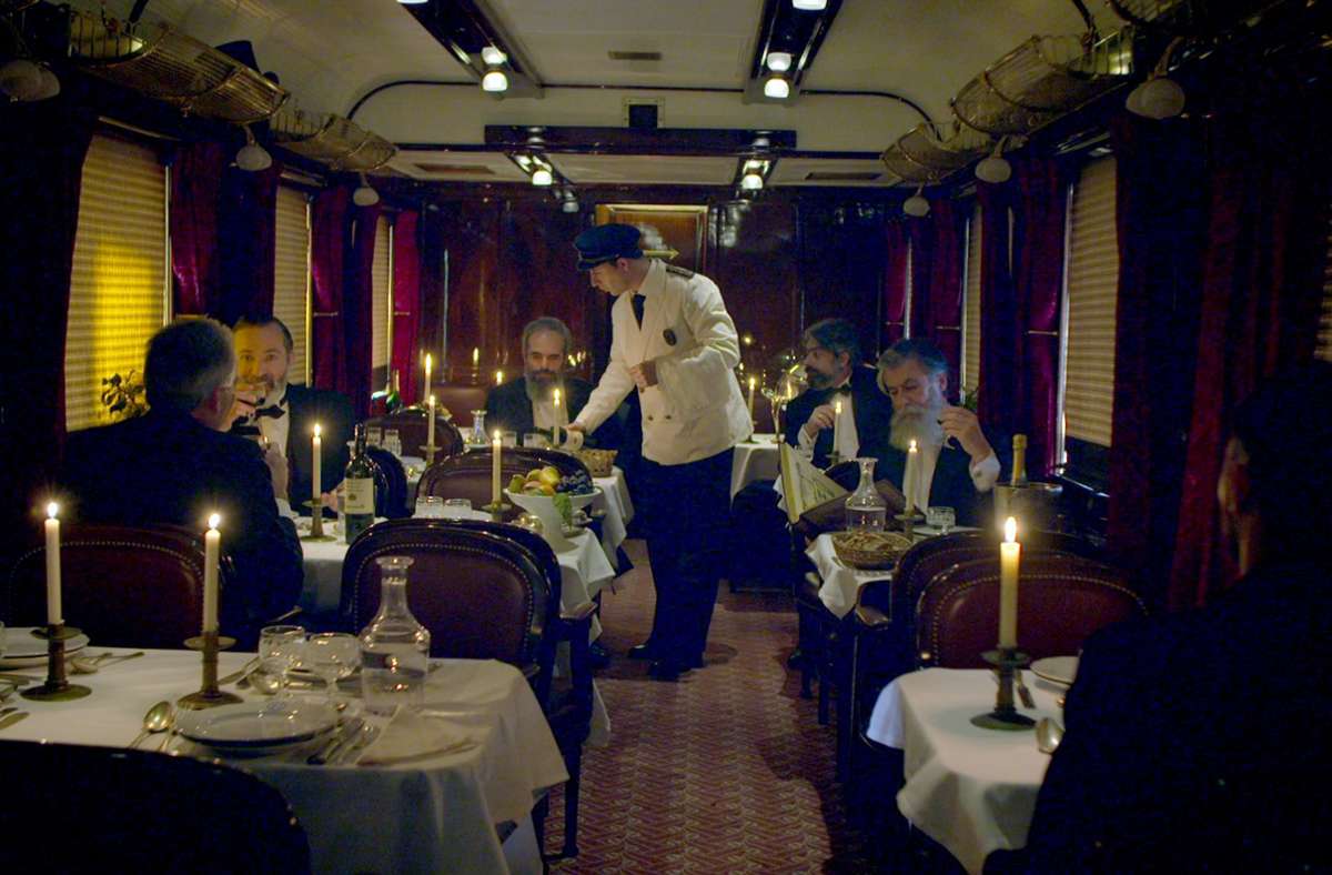 Der Speisewagen im Orient-Express von einst: das schöne Pappschild „Kaffeemaschine defekt“ gab es noch nicht. Foto: BBC Studios/Together Media