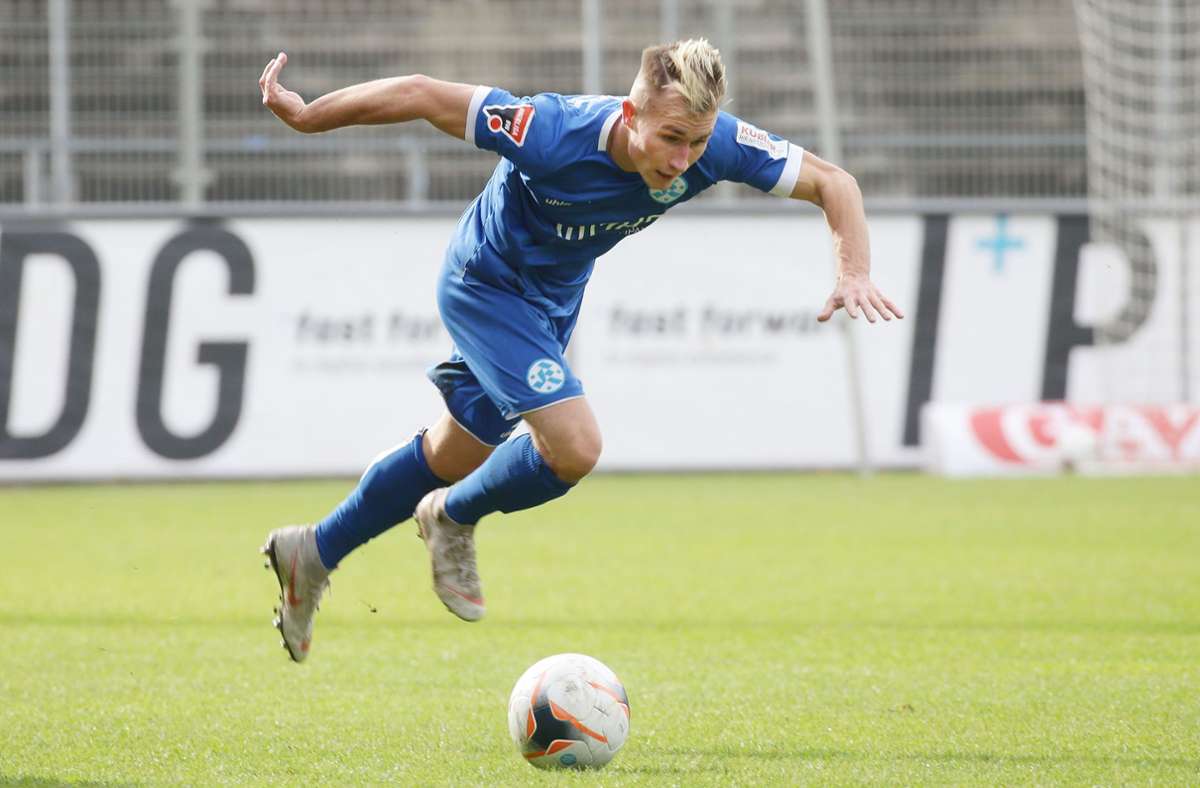 Malte Moos bleibt weiter für die Stuttgarter Kickers am Ball. Foto: Baumann