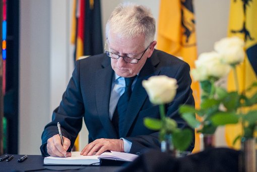 Stuttgarts Oberbürgermeister Fritz Kuhn (Grüne) trägt sich im Kondolenzbuch für den verstorbenen Richard von Weizsäcker ein. Foto: www.7aktuell.de | Florian Gerlach