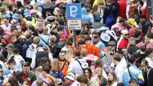 Zahlreiche Menschen feierten auf den Straßen von Köln Karneval. Foto: dpa/Thomas Banneyer
