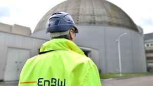 EnBW-Mitarbeiter vor Kernkraftwerk Obrigheim. Bleibt seine Stelle erhalten?  Foto: dpa
