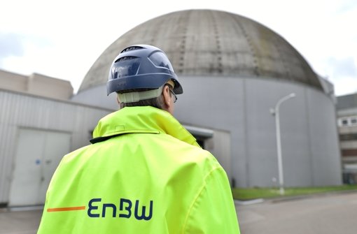 EnBW-Mitarbeiter vor Kernkraftwerk Obrigheim. Bleibt seine Stelle erhalten?  Foto: dpa
