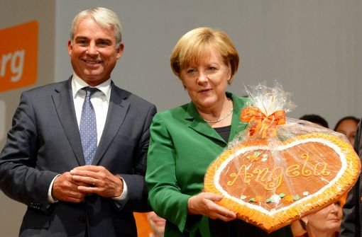 Ein Herz für Angie: Kanzlerin Angela Merkel (CDU) mit Landeschef Thomas Strobl auf dem Landesparteitag in Heilbronn. Foto: dpa