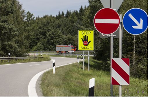 Der Geisterfahrer war rund 14 Kilometer auf der A8 unterwegs. (Symbolbild) Foto: dpa/Hubert Jakob Denk