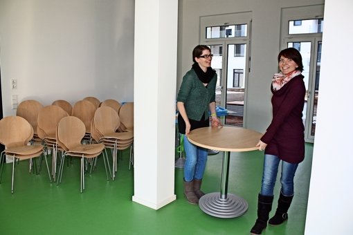 Monika Pandikow (links) und Katrin Kranzberger verteilen Tische und Stühle im Café-Bereich des Zentrums. Foto: Rebecca Stahlberg