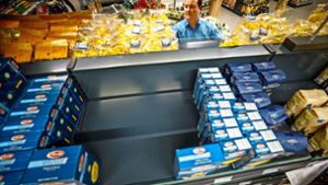 Noch sind die Regale gut  gefüllt: Inhaber Björn Hansen wirft einen prüfenden Blick auf die Nudelprodukte des Edeka-Markts in Fellbach. Foto: Gottfried Stoppel