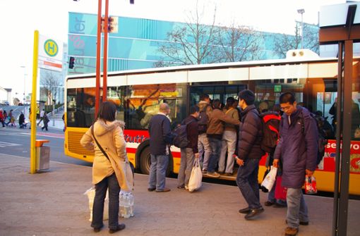 Klagen über überfüllte Busse gibt es in Vaihingen schon lange. Im Bild ist ein Bus der Linie 81 an der Haltestelle Rathaus im Februar 2008 zu sehen. Foto:  