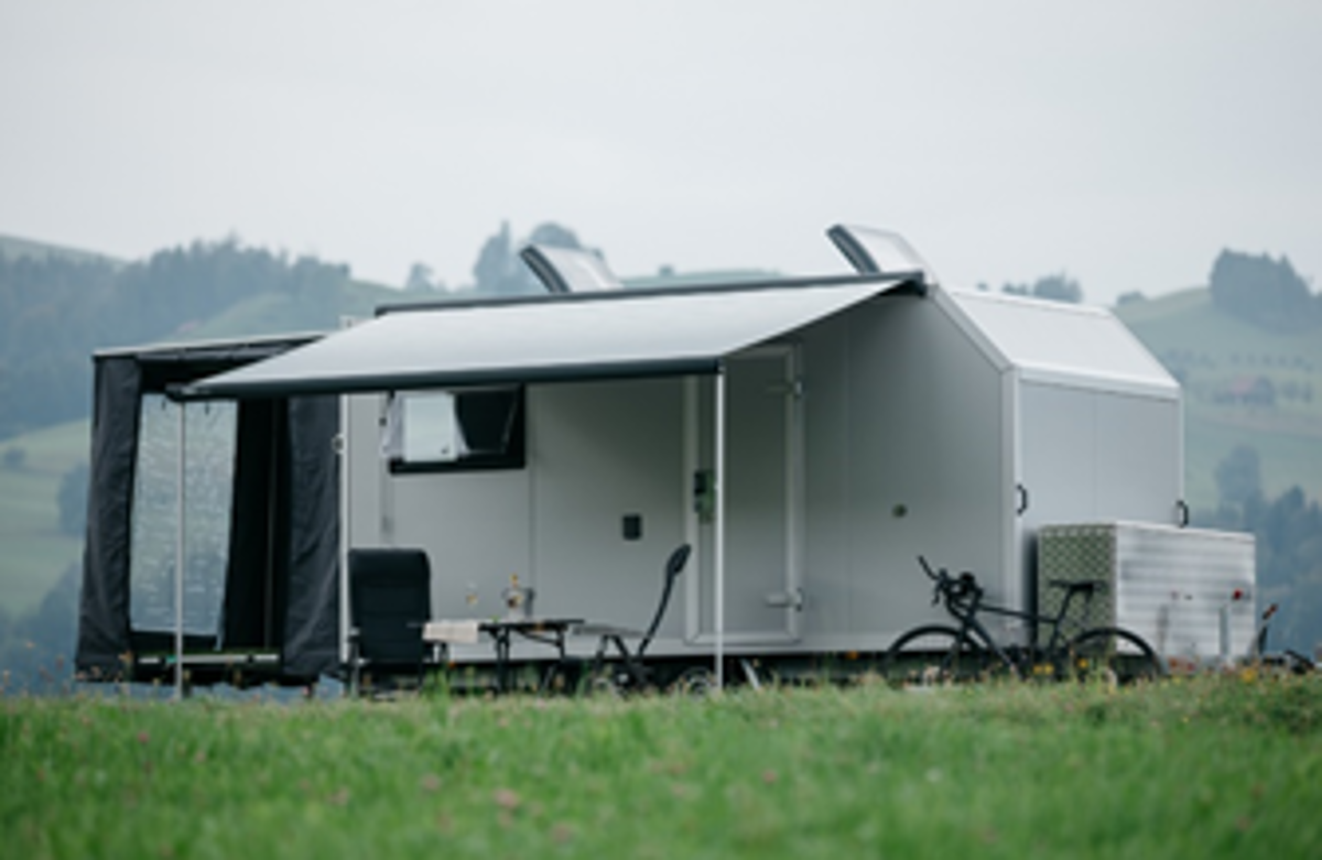 Schöner Campen: Der VaconoCamp mit ausgefahrener Heckterrasse auf einem Campingplatz in der Region Baar in der Schweiz.
