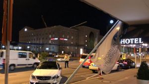 Der Mast knickte nach dem Aufprall um und beschädigte ein Fenster und den Schriftzug des Stuttgarter Hotels auf der Hausfassade. Foto: 7aktuell.de/Alexander Hald
