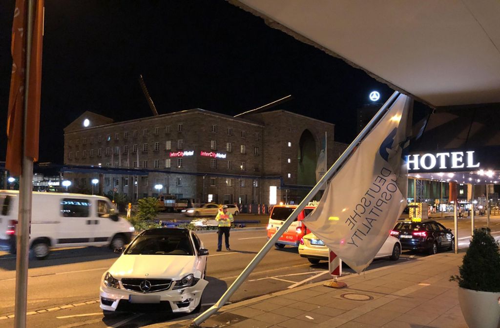Der Mast knickte nach dem Aufprall um und beschädigte ein Fenster und den Schriftzug des Stuttgarter Hotels auf der Hausfassade.