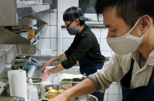 Shinishi Nakagawa (vorne) und Ai Yamamoto in der Nagare-Küche Foto: Ring