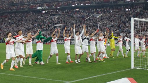 Das Team des VfB Stuttgart bejubelt das 3:0 gegen Eintracht Frankfurt – und noch viel mehr. Foto: Baumann/Hansjürgen Britsch