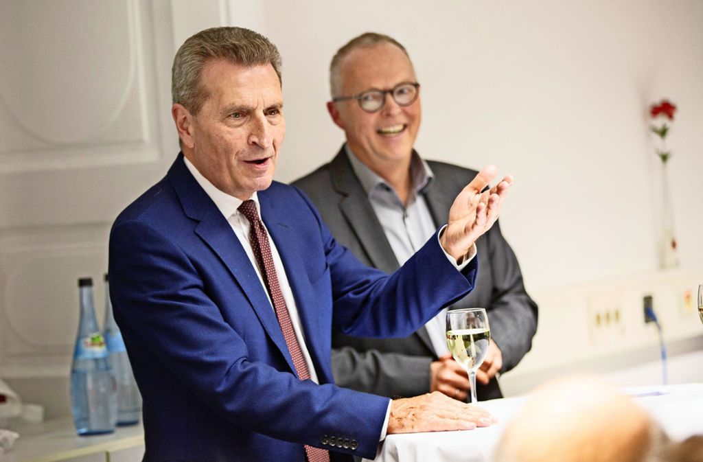 Schlagfertig und zugewandt – so hat sich Günther Oettinger (links) im Gespräch mit Kai Holoch  präsentiert Foto: Ines Rudel