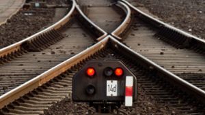 Die Signale bei der Bahn in Stuttgart stehen auf rot. Foto: dpa/Julian Stratenschulte