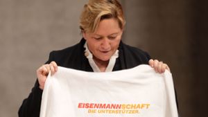 CDU-Spitzenkandidatin Susanne Eisenmann hält  auf dem CDU-Landesparteitag ein Sweatshirt mit der Aufschrift „Eisenmannschaft“ in die Kamera. Foto: AFP/Marijan Murat