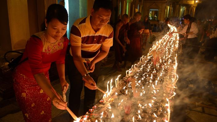 Tausende Kerzen für Buddha