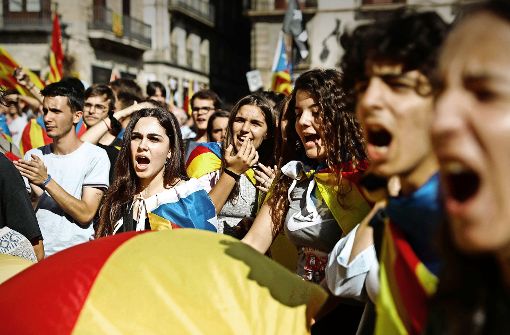 Tausende proseparatistische Studenten demonstrieren in Barcelona gegen den wachsenden Druck aus Madrid. Foto: AP