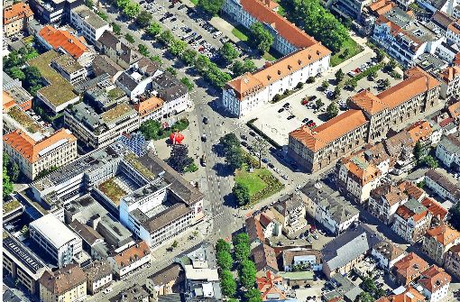 Der Arsenal-Parkplatz (oben im Bild) in Ludwigsburg soll autofrei werden, die Straße daneben ebenfalls. Und auch der Schillerplatz (Bildmitte) wird umgestaltet. Foto: dpa