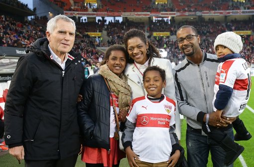 Cacau mit seiner Familie und dem neuen VfB-Präsidenten Wolfgang Dietrich. Foto: Pressefoto Baumann