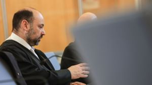Der Angeklagte (r.) im Gerichtssaal neben seinem Anwalt. Foto: Oliver Berg/dpa