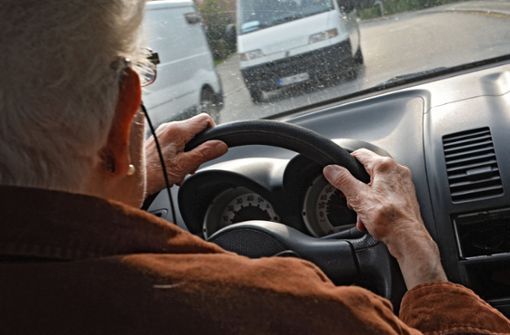 Ein 94-Jähriger muss nach einem missglückten Ausparkversuch in Schönaich seinen Führerschein abgeben (Symbolbild). Foto: dpa/Felix Kästle