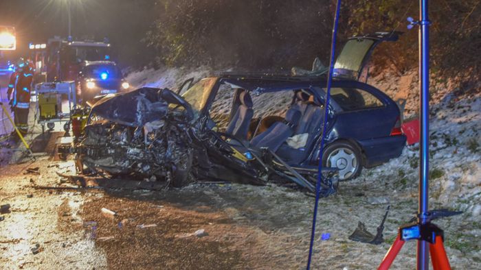 Autofahrer stirbt bei Unfall – weiterer Mann lebensgefährlich verletzt