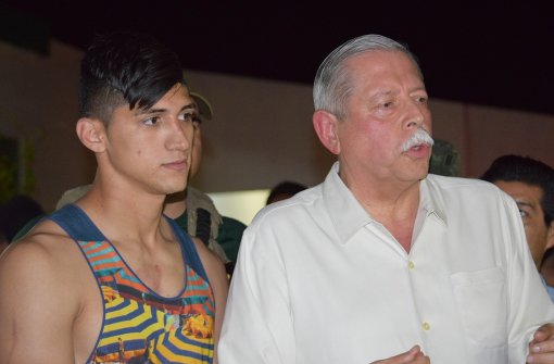 Der mexikanische Fußballspieler Alan Pulido (links) mit dem Gouverneur des mexikanischen Bundesstaates Tamaulipas, Egidio Torre Cantu nach seiner Freilassung. Foto: AP