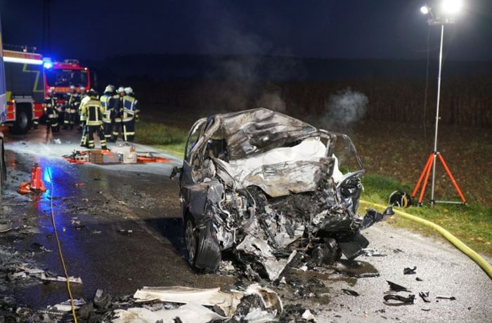 Tödlicher Unfall bei Jesingen: Autofahrer stirbt nach Frontalkollision mit Lkw
